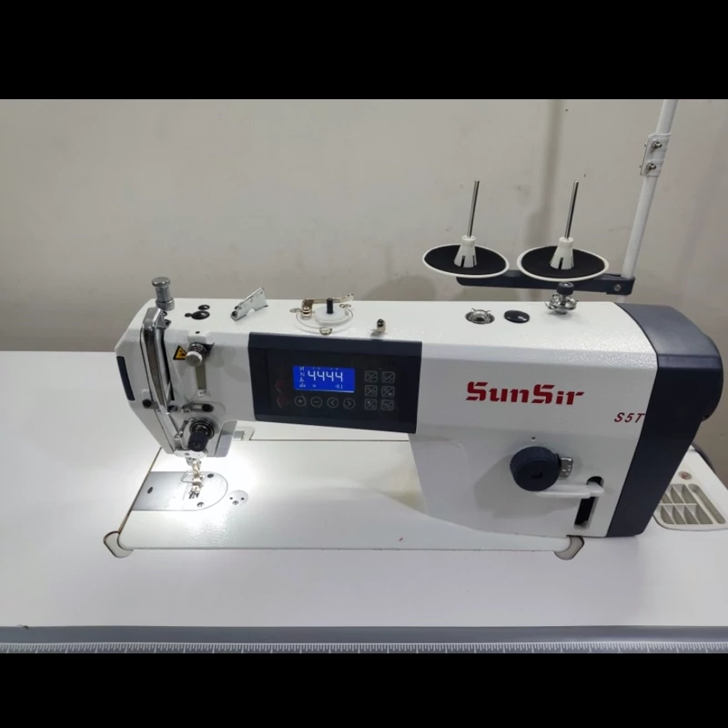 چرخ خیاطی راسته فول کامپیوتری سانسیر مدل SUNSIR S5 با میزو‌پایه و قطعات و لوازم اصلی و فابریکی و گارانتی اصلی شرکتی، با ضمانت اصالت کالا و برگشت وجه امین دوختیران(پس کرایه)