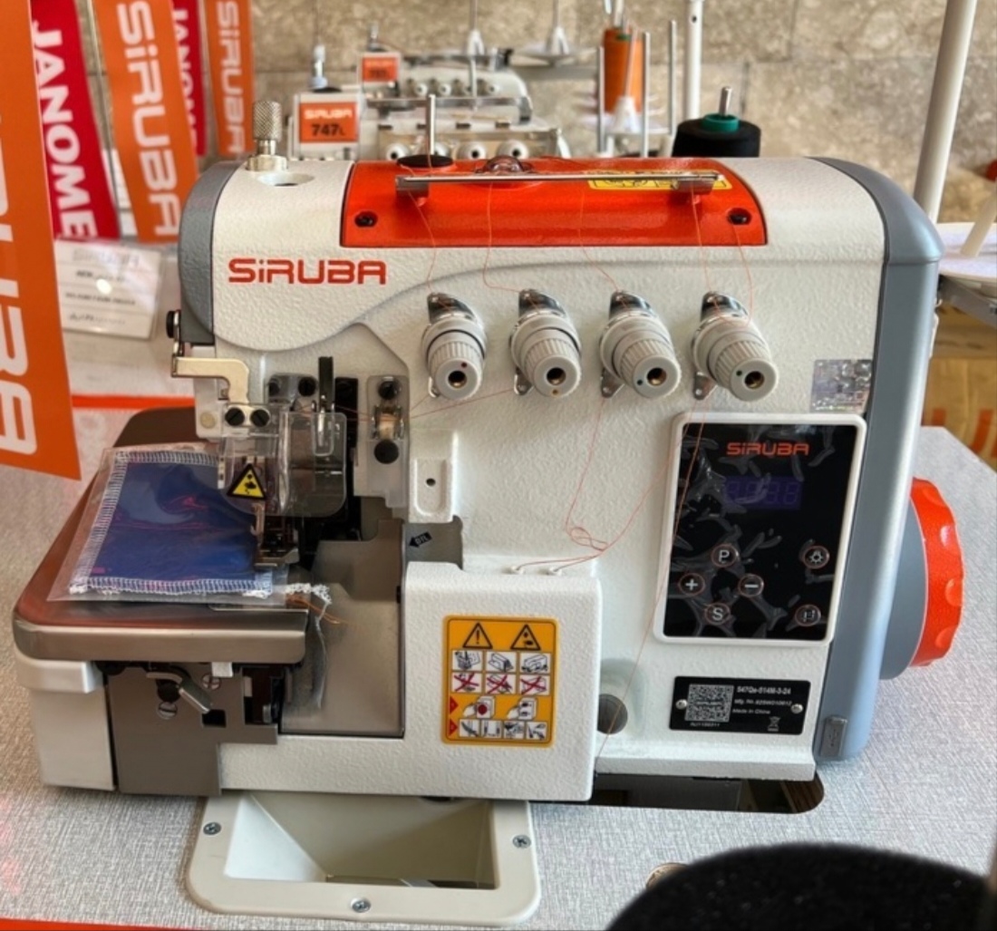 چرخ خیاطی صنعتی زیگزال یا سردوز 4نخ سیروبا Siruba S47Qe-514M-3-24 مدل **جدید 2026** همراه با میز و پایه اصلی و تمام قطعات و لوازم اصلی و فابریکی و گارانتی طلایی شرکتی (پس کرایه)